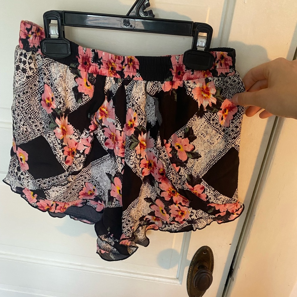 MINKPINK FLORAL SHORTS SIZE SMALL